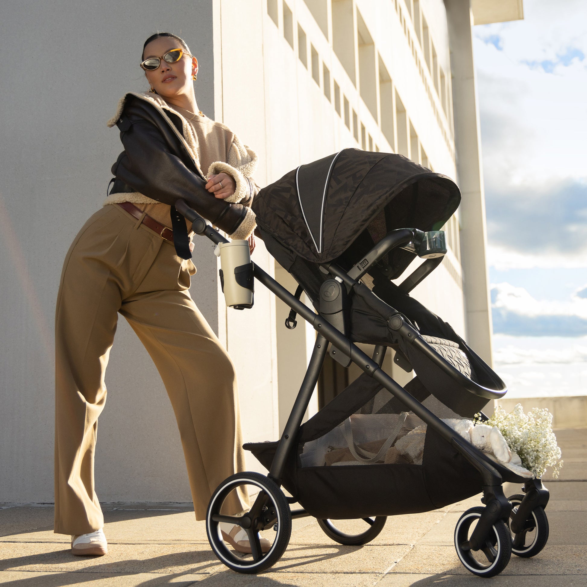 Shyft Intuiti+ Stroller Dubhan Black walk