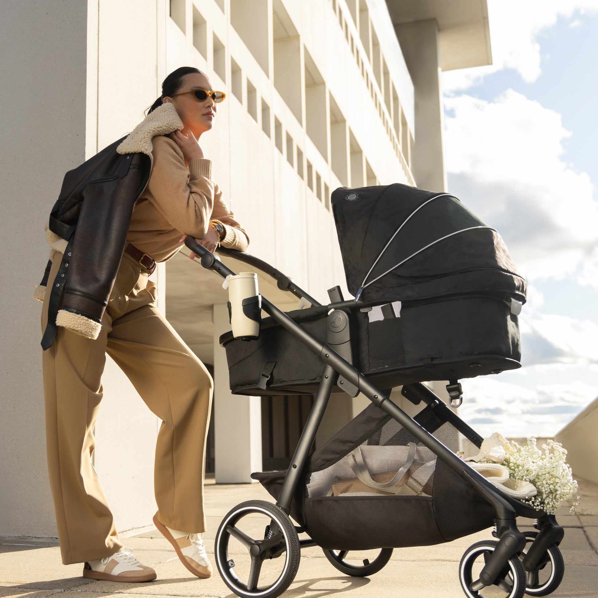 Shyft Intuiti+ Stroller Dubhan Black outside